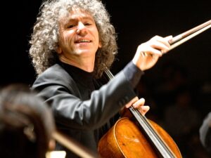 4.3_conerto 30.04_Steven_Isserlis_playing__directing_1_credit_Satoshi_Aoyagi1
